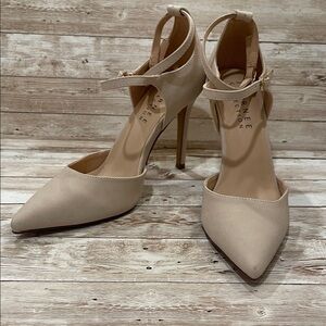 Journee  Collection Beige Vegan Leather Pointed Toe Heels Size 9M NWT